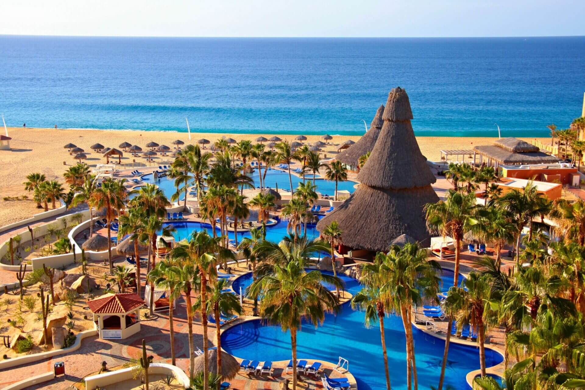 Paquetes en hoteles de lujo en Cancún, Los Cabos o Playa del Carmen con todo incluido y traslados redondos desde $14,250 Pesos por persona.