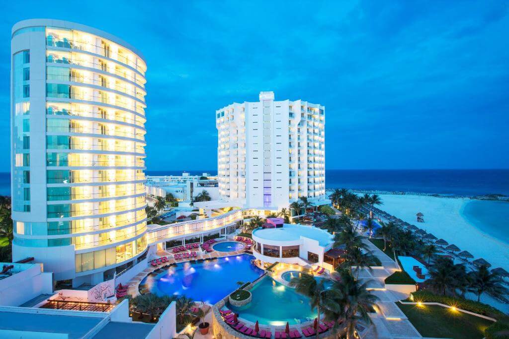 Hospedaje 5 estrellas en Krystal Altitude Cancun frente al mar con todo incluido desde $2,110 pesos por noche por persona. ¡Niños GRATIS!