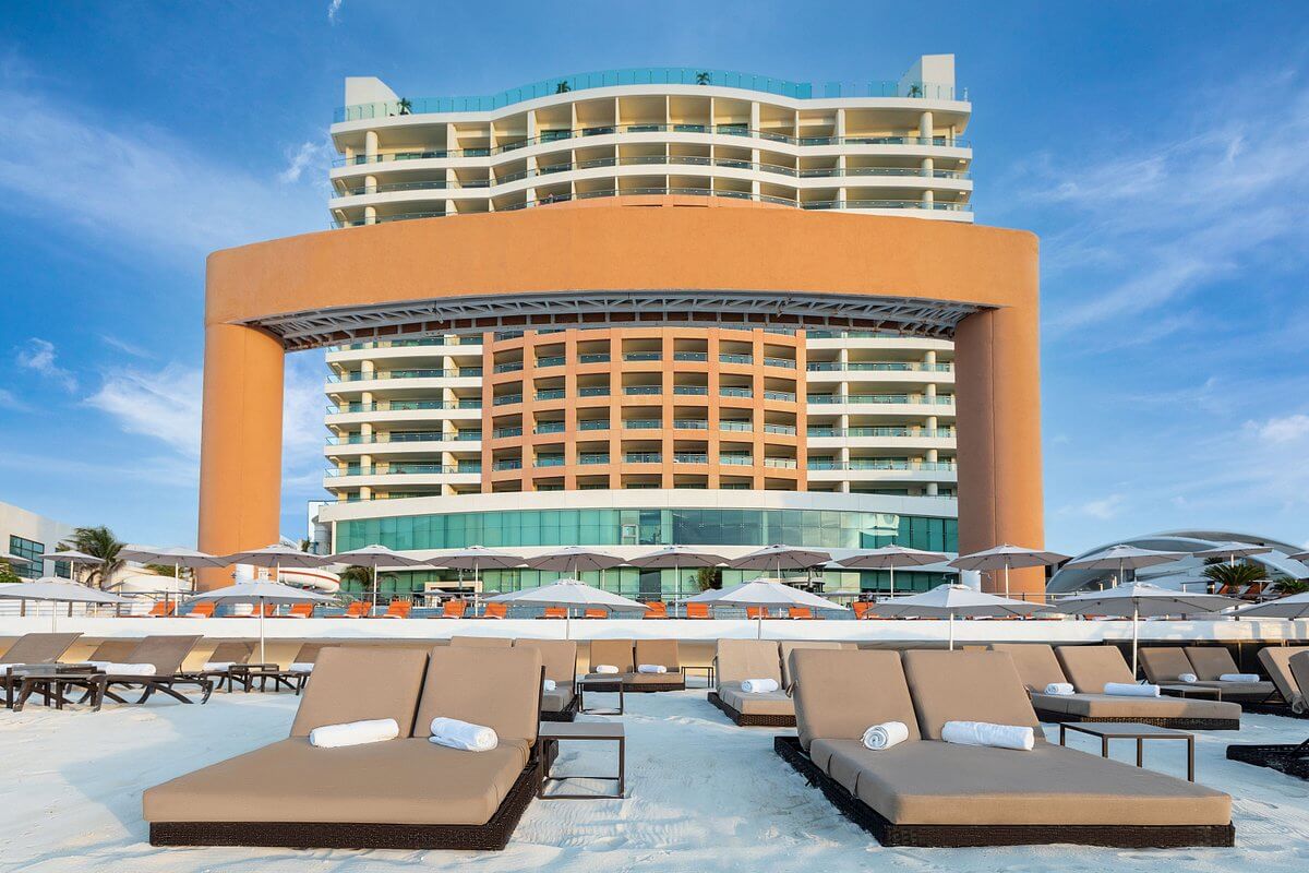 Paquete a Beach Palace All Inclusive con vuelos saliendo de CDMX, AIFA, MTY, GDL o BJX, hospedaje,  desde ,400 pesos por persona ¡Paquete familiar!