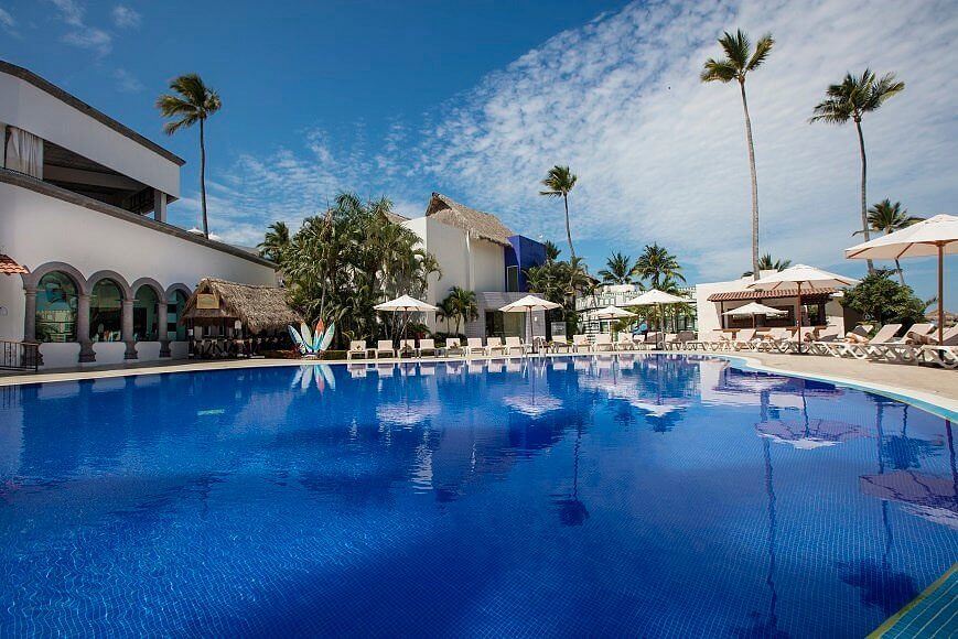 Hospedaje en el Crown Paradise Puerto Vallarta 4 estrellas con plan todo incluido desde $1,865 pesos p/noche p/p – ¡Niños gratis!