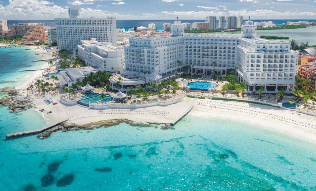 ¡Tarifa récord! -Solo adultos- Hospedaje en el Riu Palace Las Américas (5 estrellas) con todo incluido desde $2,250 Pesos por noche por persona. ¡Aparta con $1,000MXN!